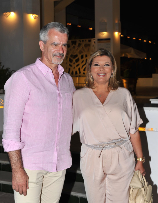 La presentadora Terelu Campos y José Valenciano por las calles de Marbella. (Foto: Gtres)