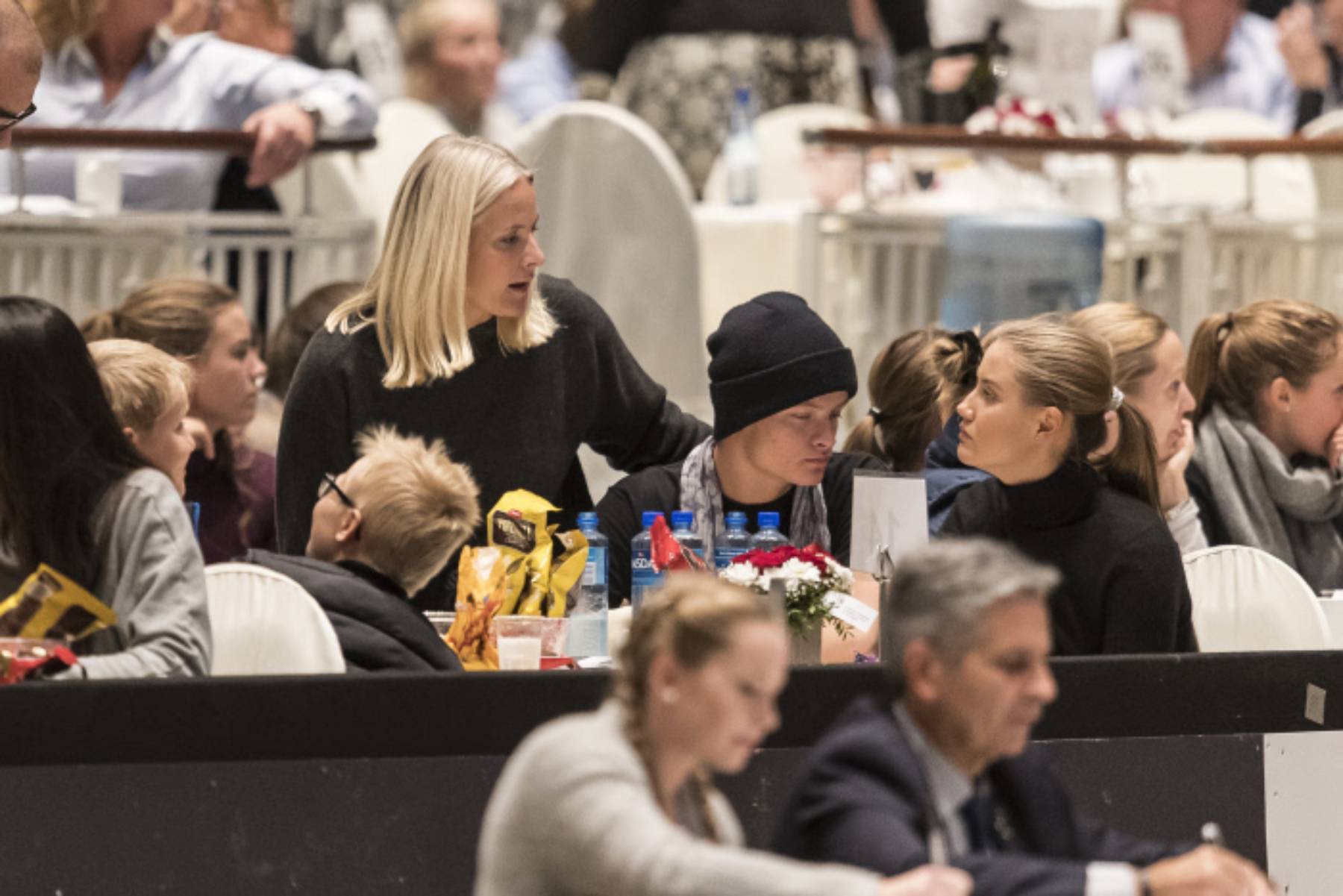 Mette-Marit con su hijo Marius Borg y una de sus parejas. (Foto: Gtres)