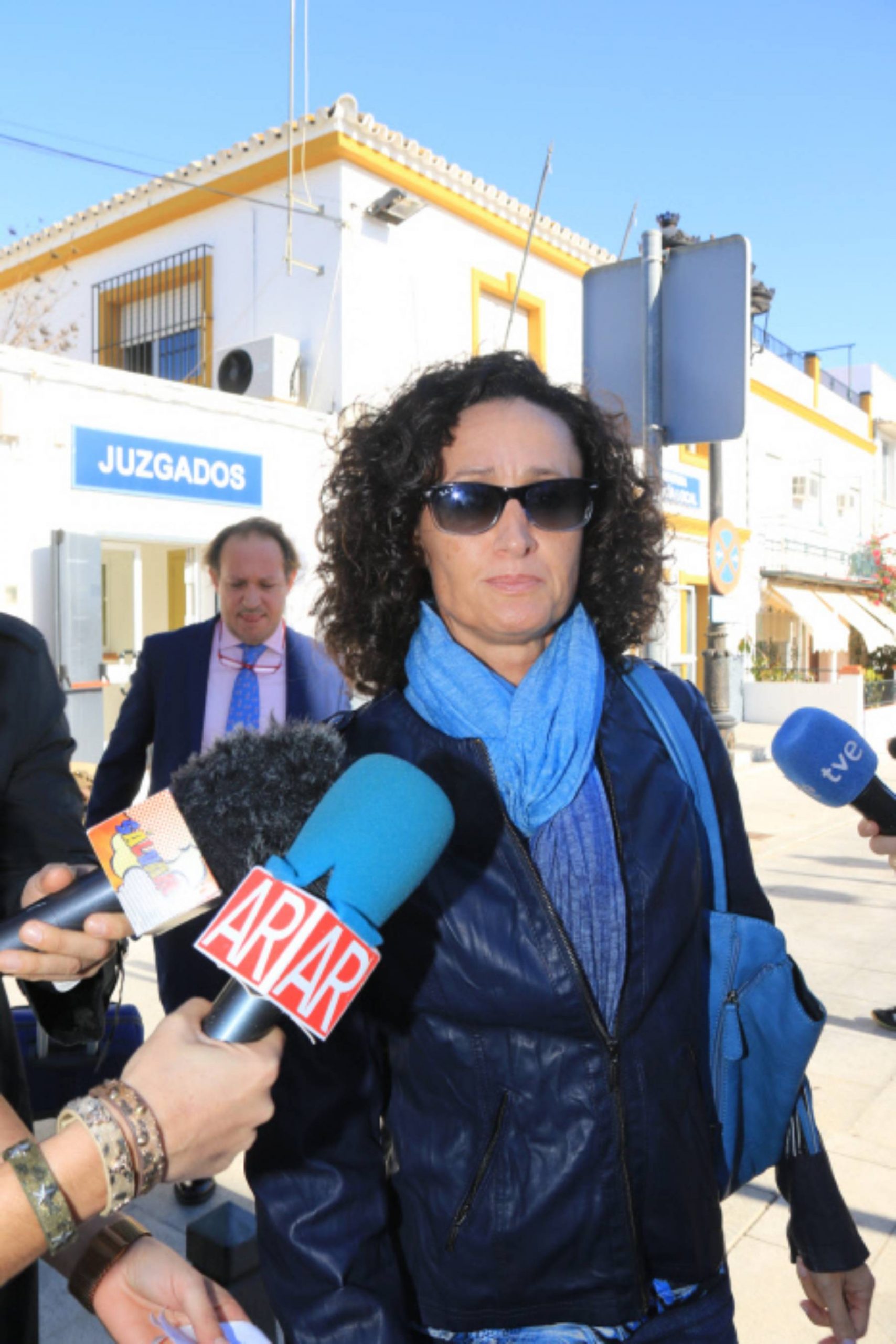 Dulce Delapiedra saliendo de unos juzgados de Sevilla. (Foto: Gtres)