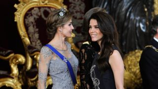 La Reina Letizia y Juana Acosta. (Foto: Gtres)