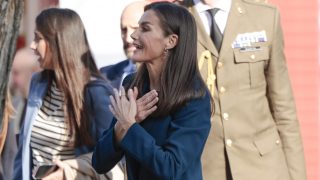 La Reina Letizia saludando en lenguaje de signos a su llegada al acto en Vallecas el Día Internacional de la Discapacidad. (Foto: Gtres).