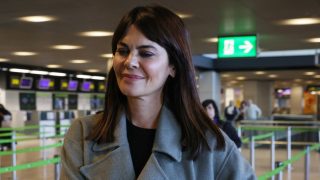 María José Suárez en el aeropuerto de Madrid. (Foto: Gtres)