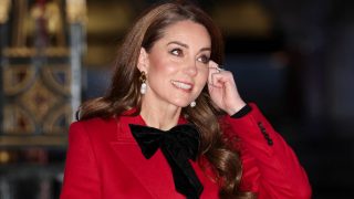 El look de Kate Middleton en el Concierto de Villancicos de Navidad. (Foto: Gtres)