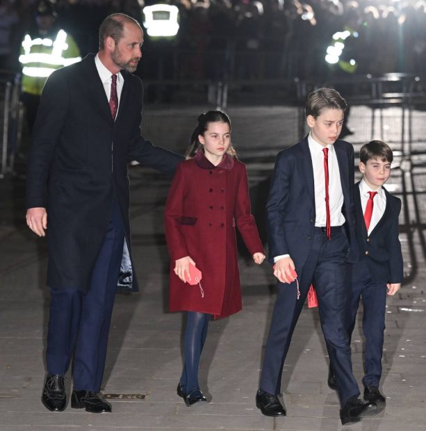 El príncipe Guillermo, junto a los tres pequeños, se unió a Kate minutos antes de que comenzara el servicio navideño. (Foto: Gtres)