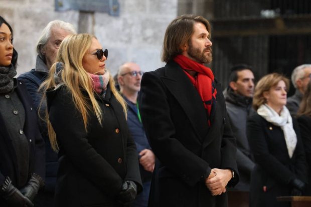 Manuel Velasco, Paco Velasco y Diana Patricia Marsó durante el funeral de Concha Velasco. (Foto: Gtres)