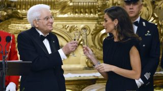 La Reina Letizia en la cena de Gala en Italia. (Foto: Gtres)