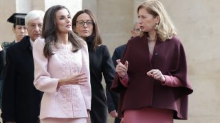 Doña Letizia hablando con Laura Mattarella, la primera dama italiana a su llegada al Palacio del Quirinal, diciembre de 2024. (Foto: Gtres).