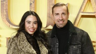 Rafa Mora y Macarena Millán en un photocall en Madrid. (Foto: Gtres)