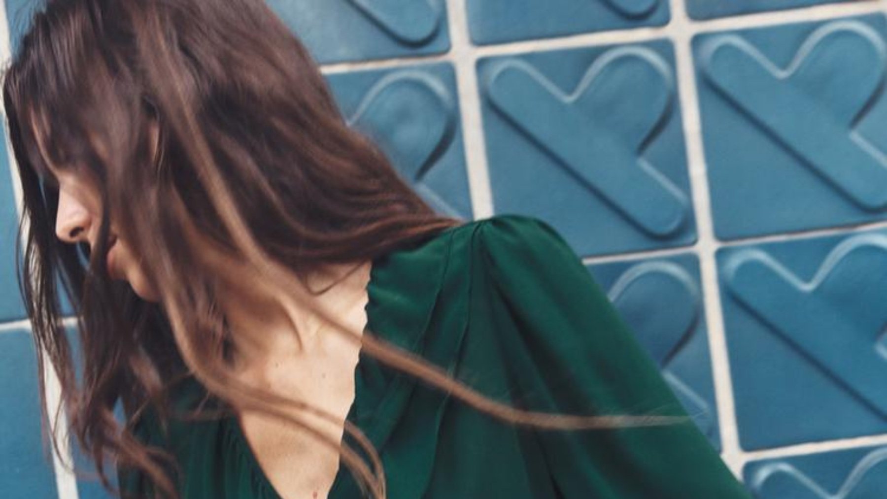 Puedes ir en vaqueros a la cenas de Navidad: elevan tus looks sin elevar tus gastos