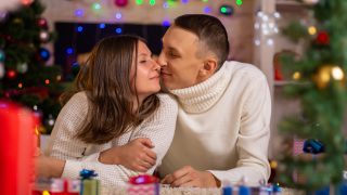 Una pareja en Navidad. (Foto: Gtres)