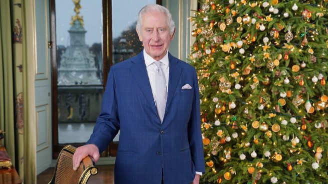 Carlos III detrás de un árbol de Navidad. (Foto: Gtres)