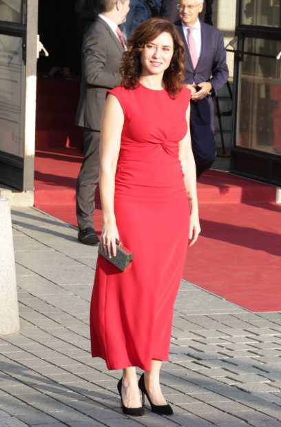 El look de Isabel Díaz Ayuso en el Teatro Real. (Foto: Gtres)