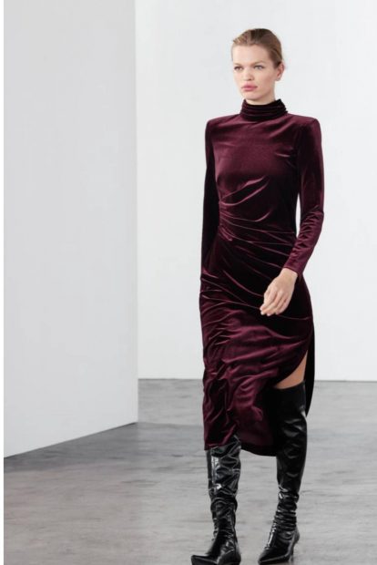 Vestido de terciopelo de Zara.