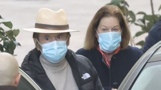 Raphael con su mujer tras recibir el alta. (Foto: Gtres)