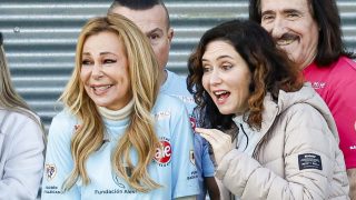 Ana Obregón con Isabel Díaz Ayuso. (Foto: Gtres)