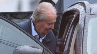 Juan Carlos I entrando en un coche. (Foto: Gtres)