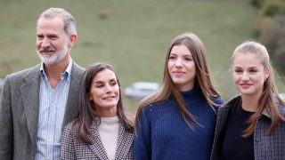 Los Reyes y sus hijas en un acto oficial. (Foto: Gtres).