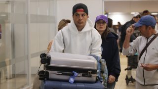 Óscar Casas en el Aeropuerto Adolfo Suárez Madrid-Barajas. (Foto: Gtres)