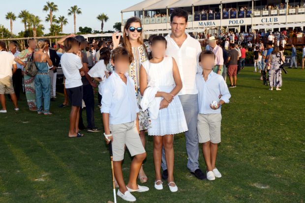 Margarita Vargas y Luis Alfonso de Borbón junto a su hijos. (Foto: Gtres)