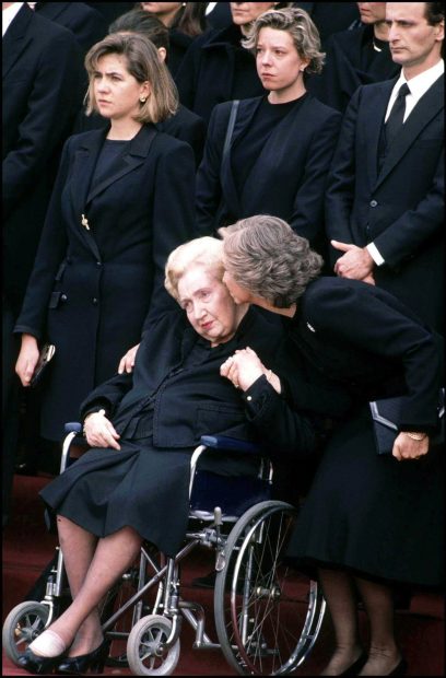 Doña Sofía junto a su suegra, María de Borbón. (Foto: Gtres)