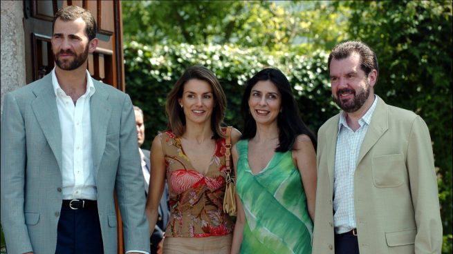 Los Reyes Letizia y Felipe junto a Jesús Ortiz y Ana Togores. (Foto: Gtres)