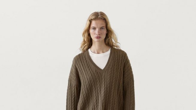 El jersey holgado de Massimo Dutti que quieren todas las expertas en moda: es la estrella de 2025