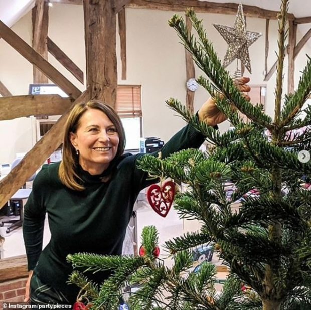 Carole Middleton poniendo el árbol de Navidad en su casa. (Foto: Instagram)