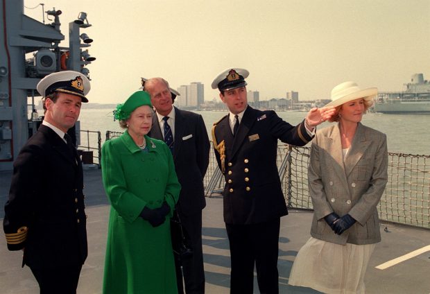 Sarah Ferguson junto a la reina Isabel II de Inglaterra. (Foto: Gtres)