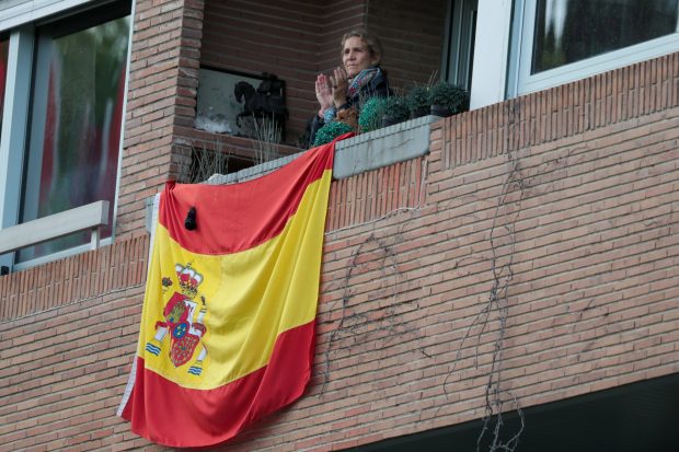 La infanta Elena en el balcón de su domicilio. (Foto: Gtres)