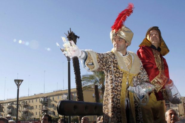 Enrique Ponce durante la cabalgata de Reyes. (Foto: Gtres)