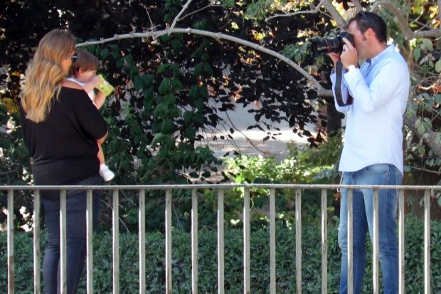 Carlota y Carlos paseando con su hija Alba. (Foto: Gtres)