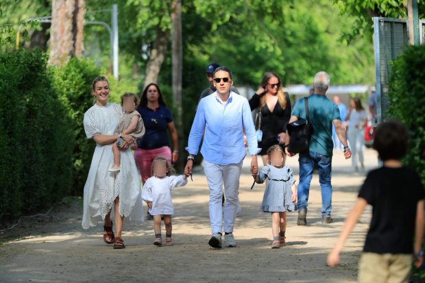 Marta Ortega paseando con sus hijos y su marido, Carlos Torretta. (Foto: Gtres)