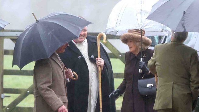 Carlos III y Camila desafían a la lluvia en su primera salida conjunta del año