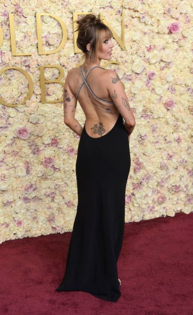 Miley Cyrus posó en los Globos de Oro 2025 mostrando su espalda de manera similar a la pose que Elsa Pataky. (Foto: Gtres)