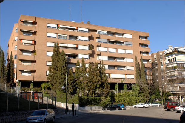 Fachada del edificio en el que reside doña Elena de Borbón. (Foto: Gtres)