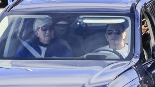 Juan Carlos I y Pedro Campos en el interior de un coche. (Foto: Gtres)