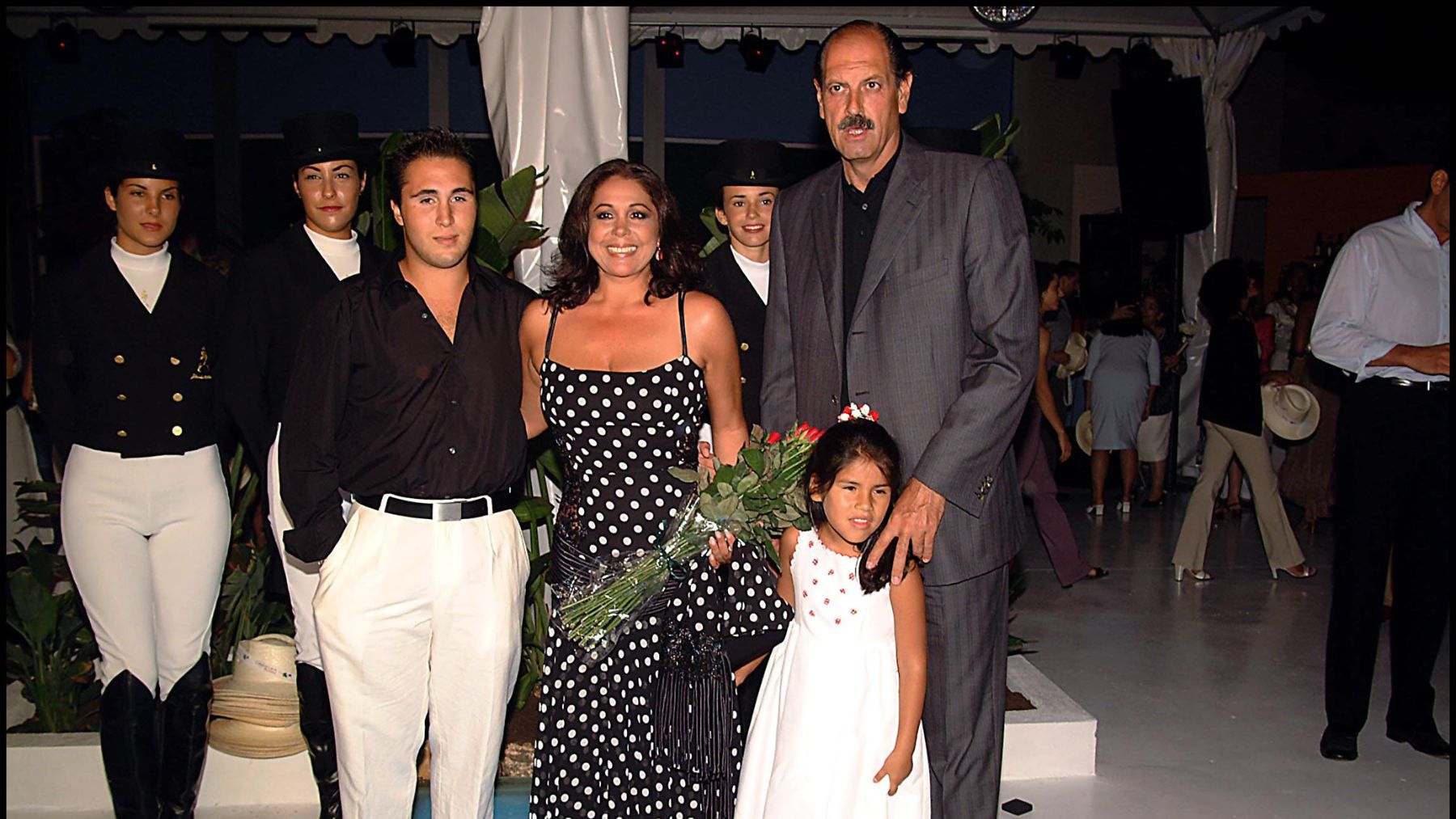 Diego Gómez e Isabel Pantoja junto a los hijos de la cantante. (Foto: Gtres)