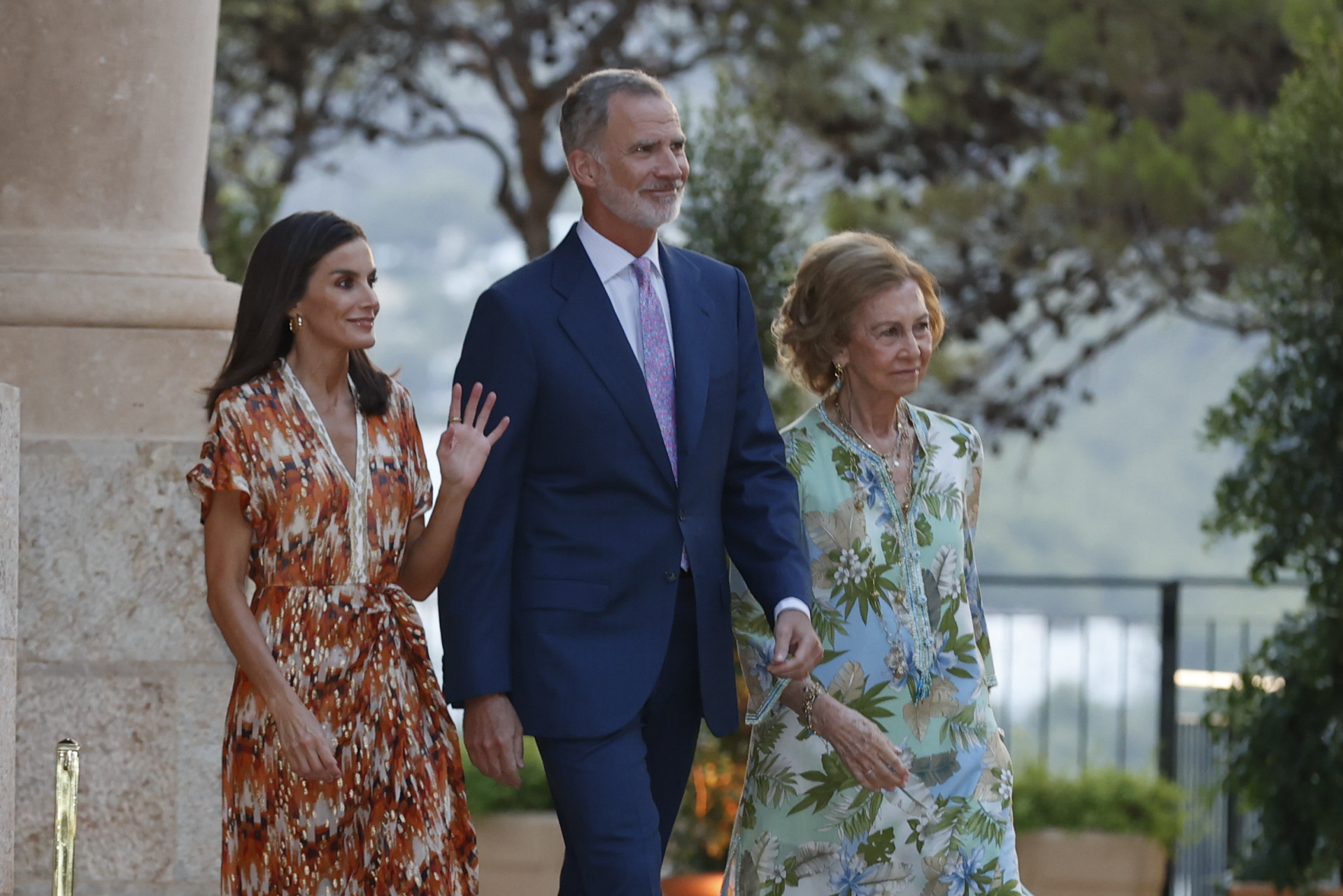 El Rey Felipe VI, la Reina Letizia y Doña Sofía en Mallorca. (Foto: Gtres)