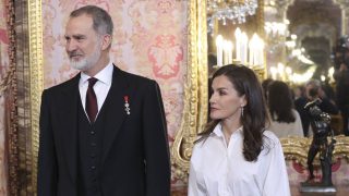 Los Reyes Felipe y Letizia en un acto. (Foto: Gtres)