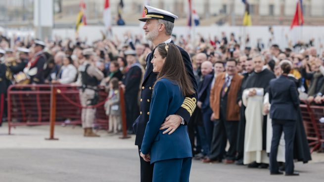 La emoción de los Reyes Felipe y Letizia en su despedida a Leonor a bordo de Elcano