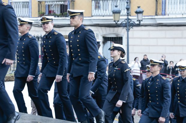 La solemne procesión de la princesa Leonor con La Galeona antes de zarpar en Elcano