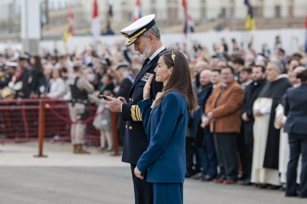 Del Rey grabando con su móvil a las lágrimas de la Reina: las anécdotas de la salida de Elcano