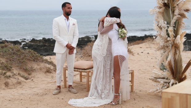 Isa Pantoja abraza a su prima en el día de su boda con Omar Sánchez. (Foto: Gtres)