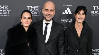 Pep Guardiola y su ex mujer, Cristina Sierra, junto a una de sus hijas. (Foto: Gtres)