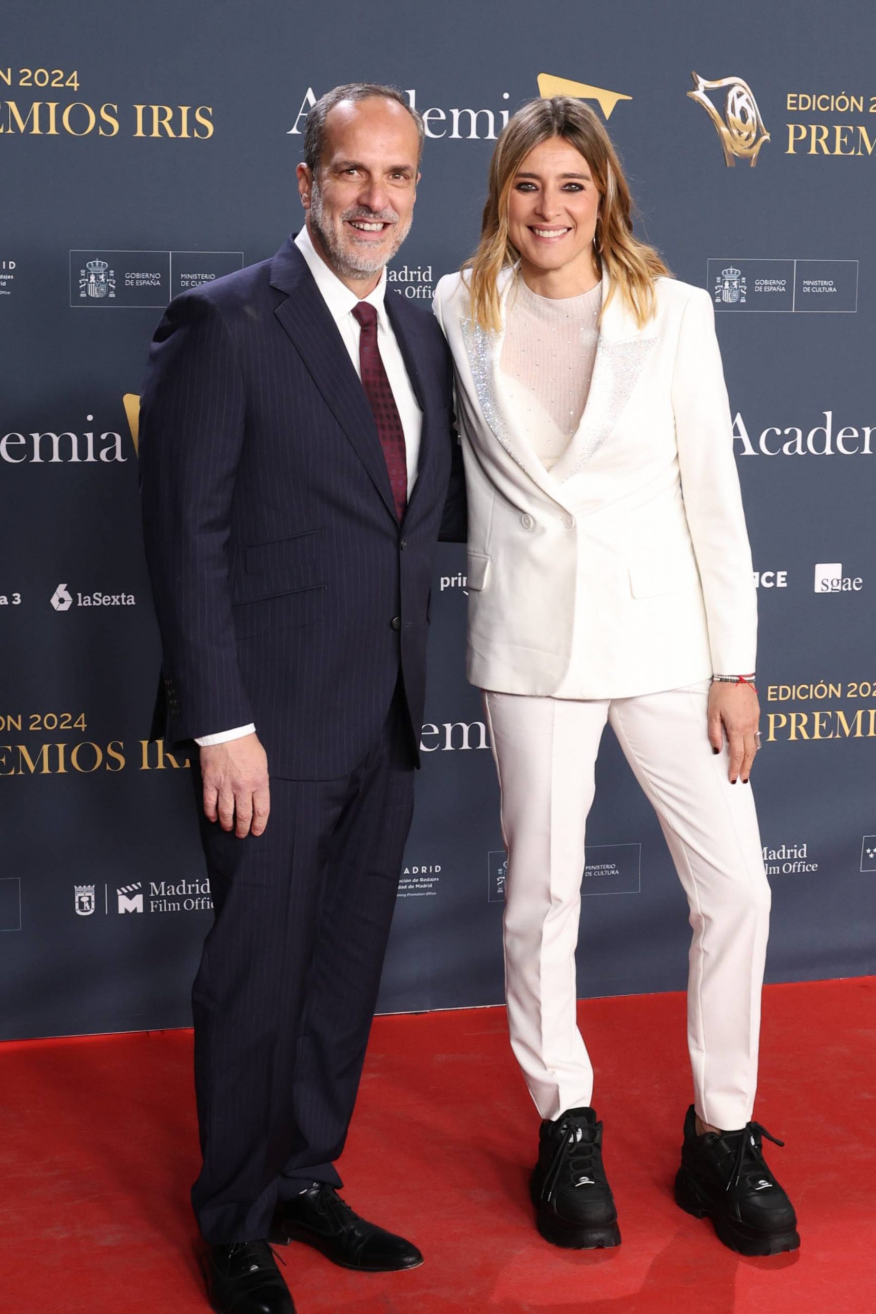 Sandra Barneda y Santi Acosta en los Premios Iris. (Foto: Gtres)