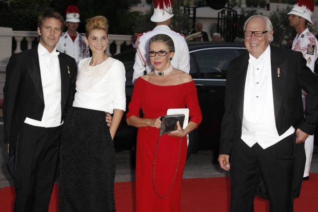 De izquierda a derecha, Filiberto de Saboya con su esposa, Clotilde Coreau y sus padres en la boda de Alberto de Mónaco con Charlene en 2011.