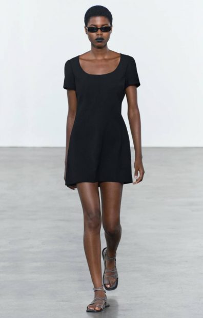 Vestido corto negro de Zara.