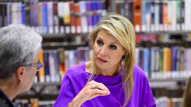 Máxima de Holanda sorprende con sus habilidades como bordadora