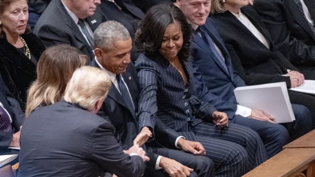 Michelle Obama saludando a Donald Trump. (Foto: Gtres)