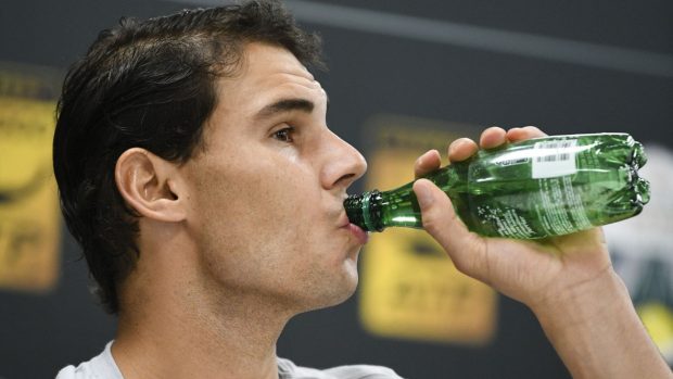 Rafa Nadal bebiendo agua durante una rueda de prensa. (Foto: Gtres)